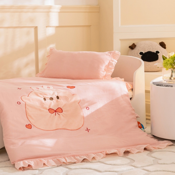 91家纺网 家纺一手货源 找家纺 喜多兔 2023新款纯棉双层纱绣花幼儿园三件套 粉色Q小兔