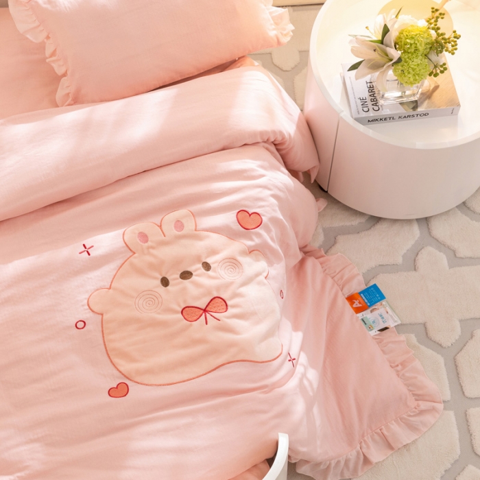 91家纺网 家纺一手货源 找家纺 喜多兔 2023新款纯棉双层纱绣花幼儿园三件套 粉色Q小兔