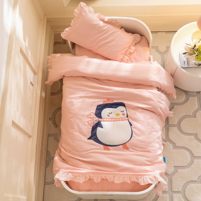 91家纺网 家纺一手货源 找家纺 喜多兔 2023新款纯棉双层纱绣花幼儿园三件套 粉色萌企鹅