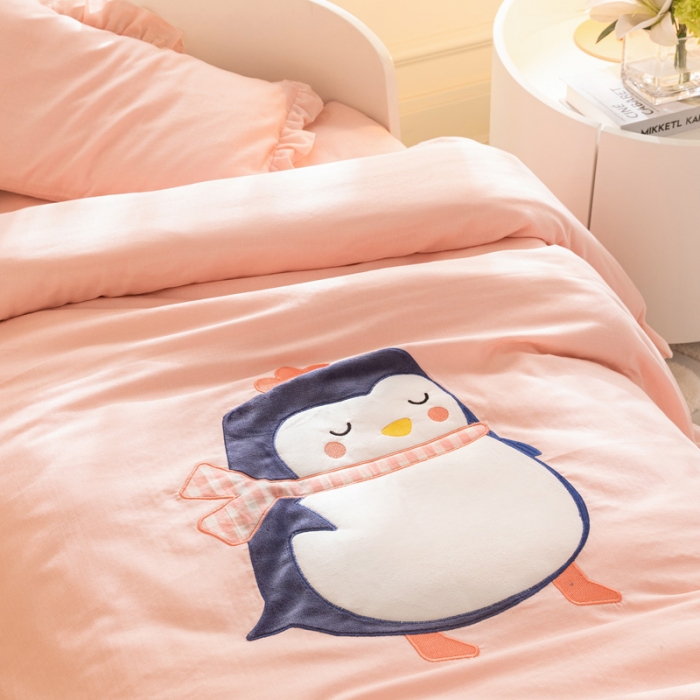 91家纺网 家纺一手货源 找家纺 喜多兔 2023新款纯棉双层纱绣花幼儿园三件套 粉色萌企鹅