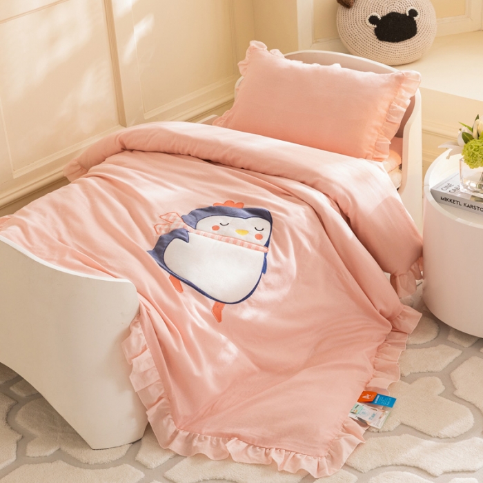 91家纺网 家纺一手货源 找家纺 喜多兔 2023新款纯棉双层纱绣花幼儿园三件套 粉色萌企鹅