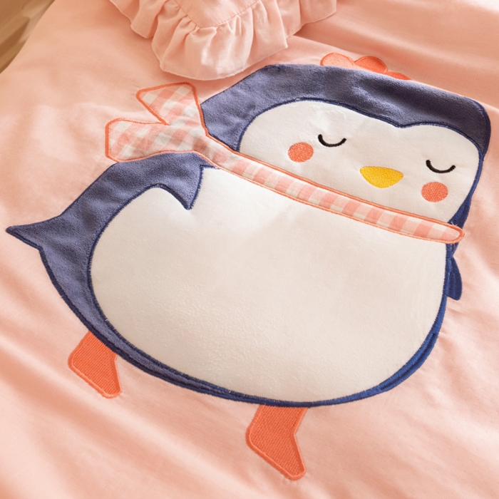 91家纺网 家纺一手货源 找家纺 喜多兔 2023新款纯棉双层纱绣花幼儿园三件套 粉色萌企鹅