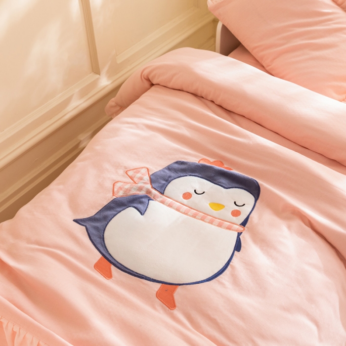 91家纺网 家纺一手货源 找家纺 喜多兔 2023新款纯棉双层纱绣花幼儿园三件套 粉色萌企鹅