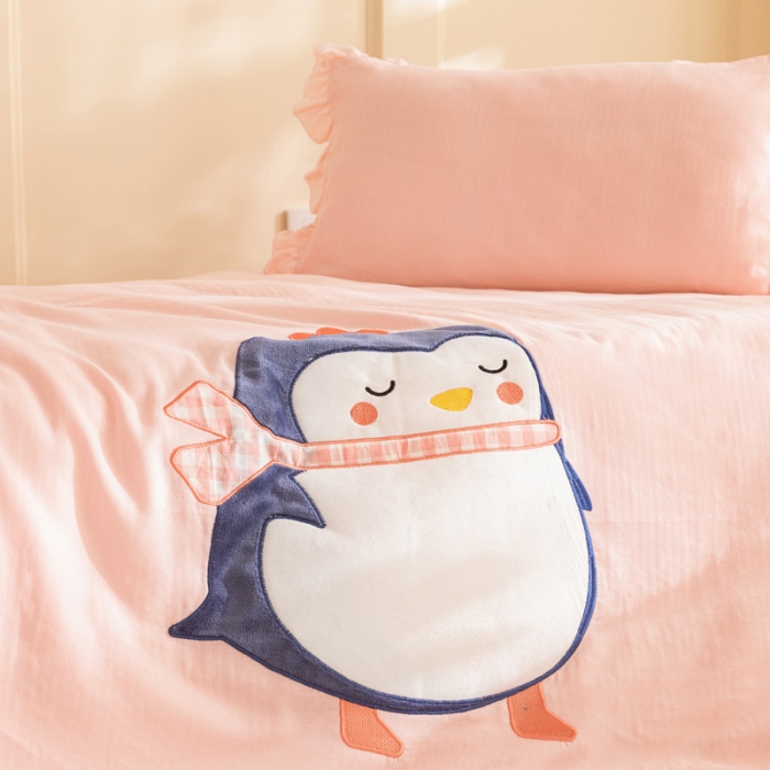 91家纺网 家纺一手货源 找家纺 喜多兔 2023新款纯棉双层纱绣花幼儿园三件套 粉色萌企鹅