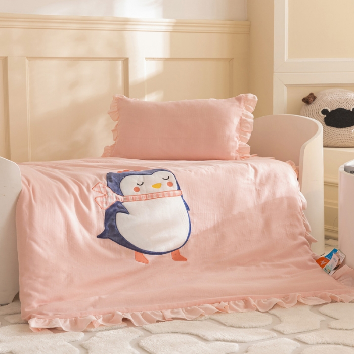 91家纺网 家纺一手货源 找家纺 喜多兔 2023新款纯棉双层纱绣花幼儿园三件套 粉色萌企鹅