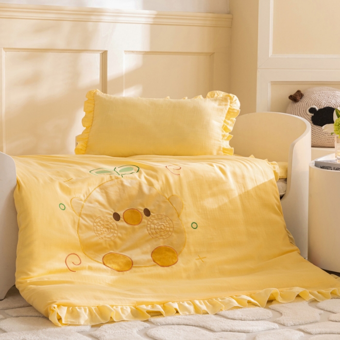 91家纺网 家纺一手货源 找家纺 喜多兔 2023新款纯棉双层纱绣花幼儿园三件套 黄色Q小鸡