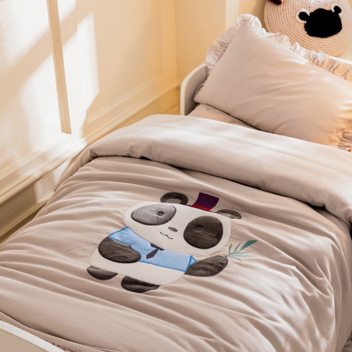 91家纺网 家纺一手货源 找家纺 喜多兔 2023新款纯棉双层纱绣花幼儿园三件套 灰色萌熊猫