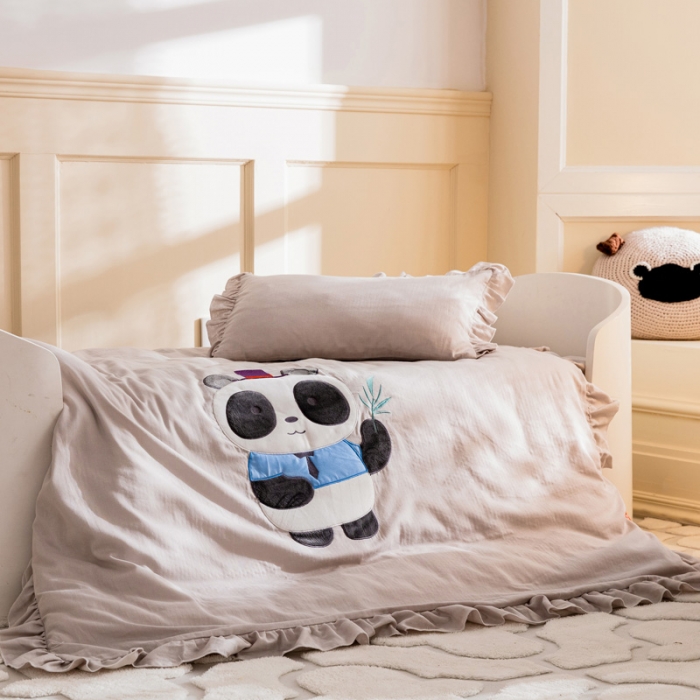 91家纺网 家纺一手货源 找家纺 喜多兔 2023新款纯棉双层纱绣花幼儿园三件套 灰色萌熊猫