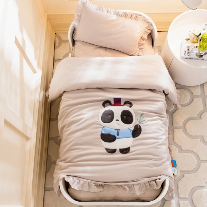 91家纺网 家纺一手货源 找家纺 喜多兔 2023新款纯棉双层纱绣花幼儿园三件套 灰色萌熊猫