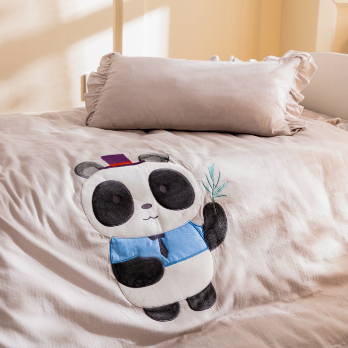 91家纺网 家纺一手货源 找家纺 喜多兔 2023新款纯棉双层纱绣花幼儿园三件套 灰色萌熊猫