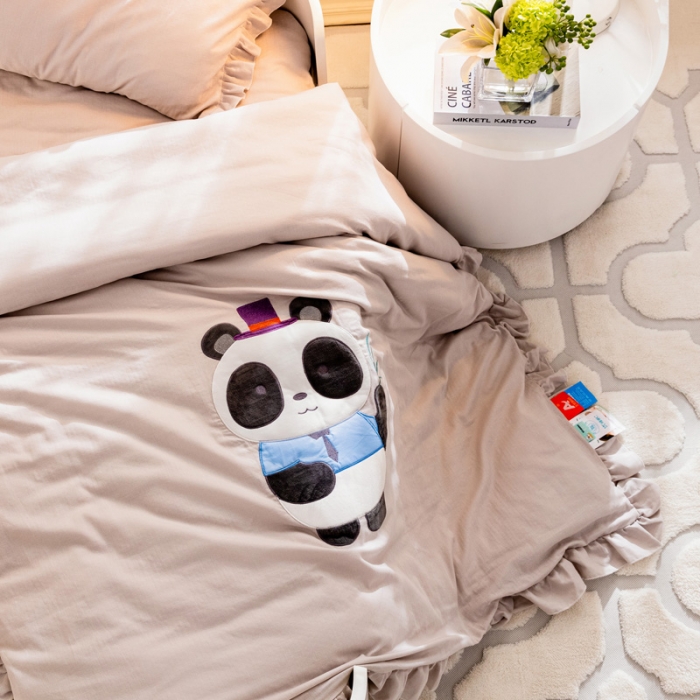 91家纺网 家纺一手货源 找家纺 喜多兔 2023新款纯棉双层纱绣花幼儿园三件套 灰色萌熊猫