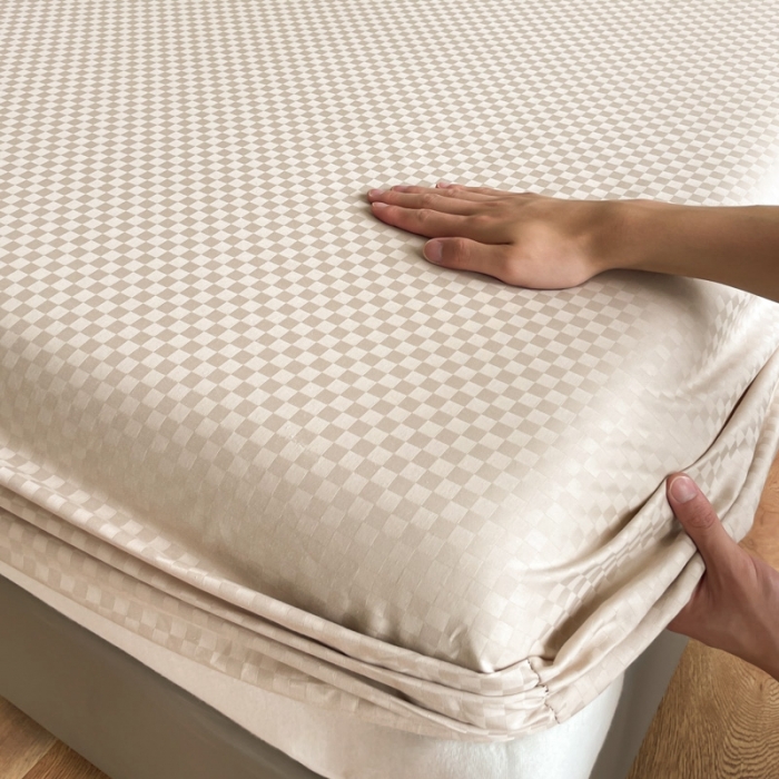 91家纺网 家纺一手货源 找家纺 琪格格纺织 2023新款60支长绒棉小方格提花单品床笠和枕套 杏仁