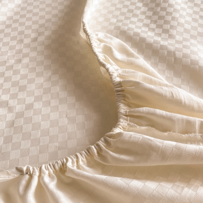 91家纺网 家纺一手货源 找家纺 琪格格纺织 2023新款60支长绒棉小方格提花单品床笠和枕套 杏仁