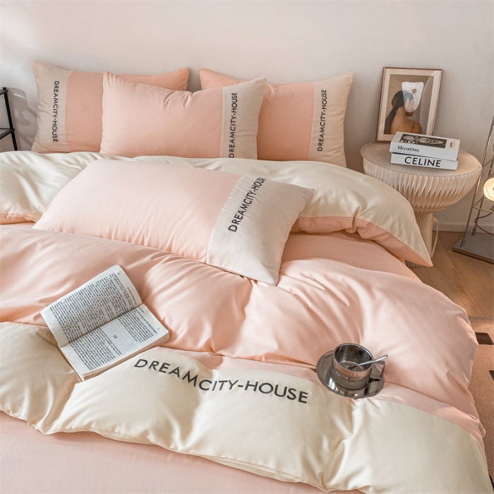 91家纺网 家纺一手货源 找家纺 盛秋家纺 2025新款思雅系列水洗磨毛双拼刺绣四件套 思雅-奶油粉+奶昔白