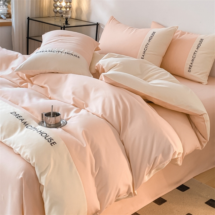 91家纺网 家纺一手货源 找家纺 盛秋家纺 2025新款思雅系列水洗磨毛双拼刺绣四件套 思雅-奶油粉+奶昔白