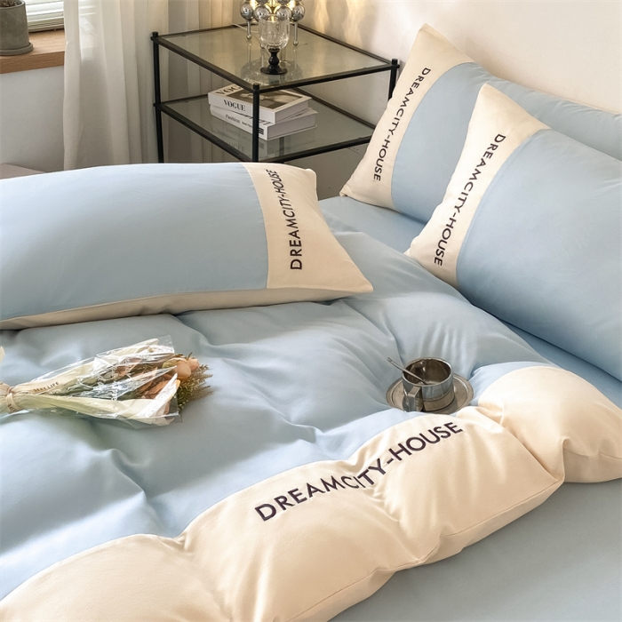 91家纺网 家纺一手货源 找家纺 盛秋家纺 2025新款思雅系列水洗磨毛双拼刺绣四件套 思雅-天空蓝+奶昔白