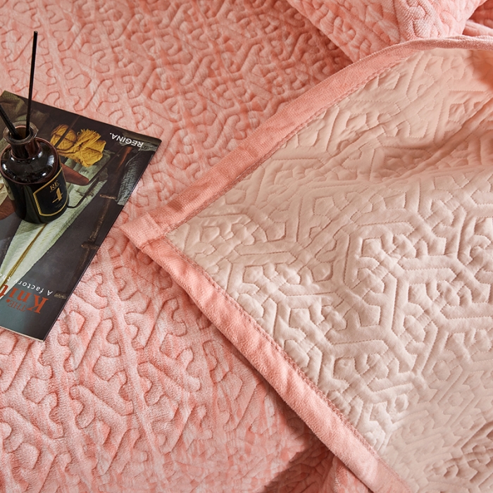 91家纺网 家纺一手货源 找家纺 佳梦家纺 2023新款冬季色织绗缝床盖榻榻米垫子牛奶绒毛毯 粉玉