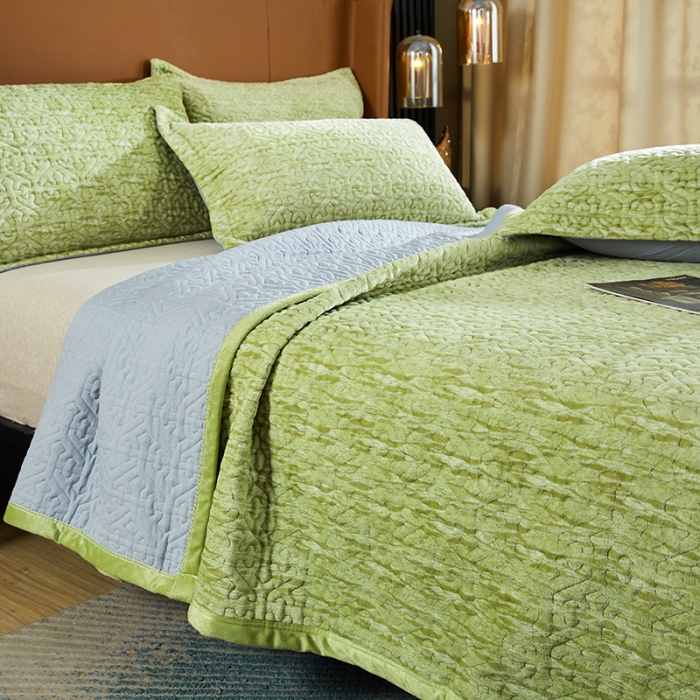 91家纺网 家纺一手货源 找家纺 佳梦家纺 2023新款冬季色织绗缝床盖榻榻米垫子牛奶绒毛毯 果绿