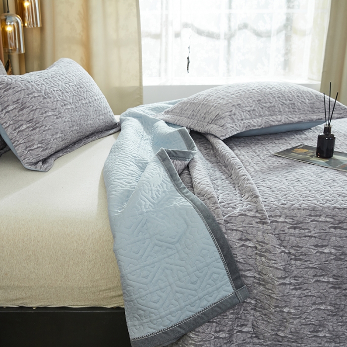 91家纺网 家纺一手货源 找家纺 佳梦家纺 2023新款冬季色织绗缝床盖榻榻米垫子牛奶绒毛毯 灰色