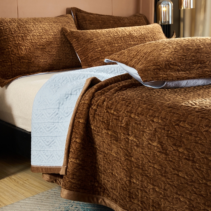 91家纺网 家纺一手货源 找家纺 佳梦家纺 2023新款冬季色织绗缝床盖榻榻米垫子牛奶绒毛毯 深咖