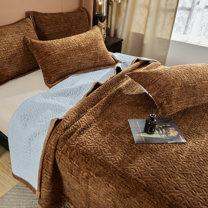 91家纺网 家纺一手货源 找家纺 佳梦家纺 2023新款冬季色织绗缝床盖榻榻米垫子牛奶绒毛毯 深咖