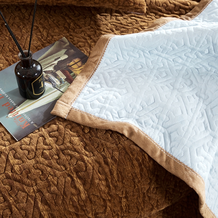 91家纺网 家纺一手货源 找家纺 佳梦家纺 2023新款冬季色织绗缝床盖榻榻米垫子牛奶绒毛毯 深咖