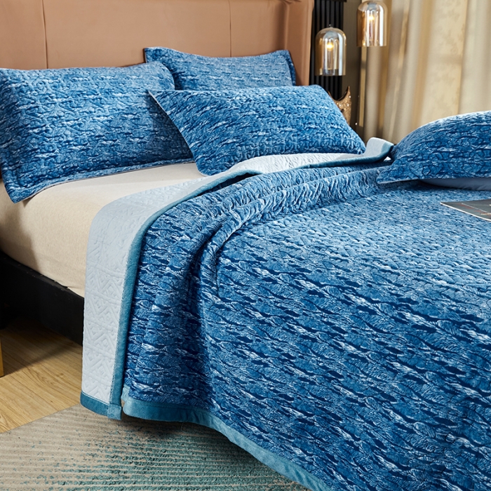 91家纺网 家纺一手货源 找家纺 佳梦家纺 2023新款冬季色织绗缝床盖榻榻米垫子牛奶绒毛毯 深蓝