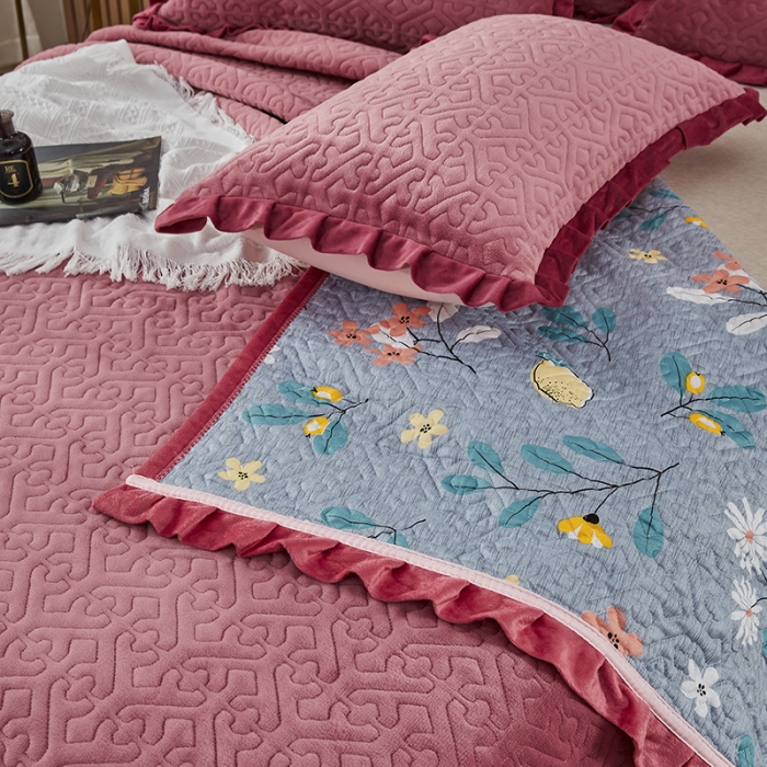 91家纺网 家纺一手货源 找家纺 总佳梦家纺 牛奶绒纯色花边床盖绗缝夹棉绒毯三件套榻榻米席梦思床垫子