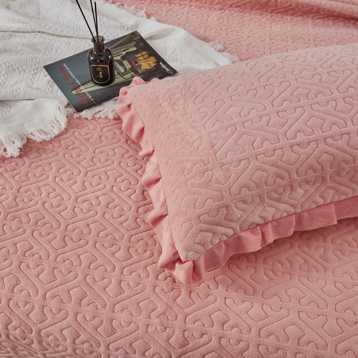 91家纺网 家纺一手货源 找家纺 佳梦家纺 牛奶绒纯色花边床盖绗缝夹棉绒毯三件套榻榻米席梦思床垫子 粉玉