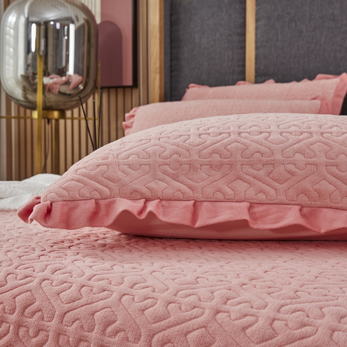 91家纺网 家纺一手货源 找家纺 佳梦家纺 牛奶绒纯色花边床盖绗缝夹棉绒毯三件套榻榻米席梦思床垫子 粉玉