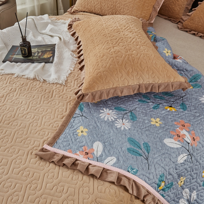 91家纺网 家纺一手货源 找家纺 佳梦家纺 牛奶绒纯色花边床盖绗缝夹棉绒毯三件套榻榻米席梦思床垫子 咖色