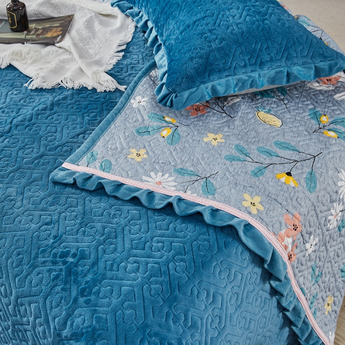 91家纺网 家纺一手货源 找家纺 佳梦家纺 牛奶绒纯色花边床盖绗缝夹棉绒毯三件套榻榻米席梦思床垫子 蓝色