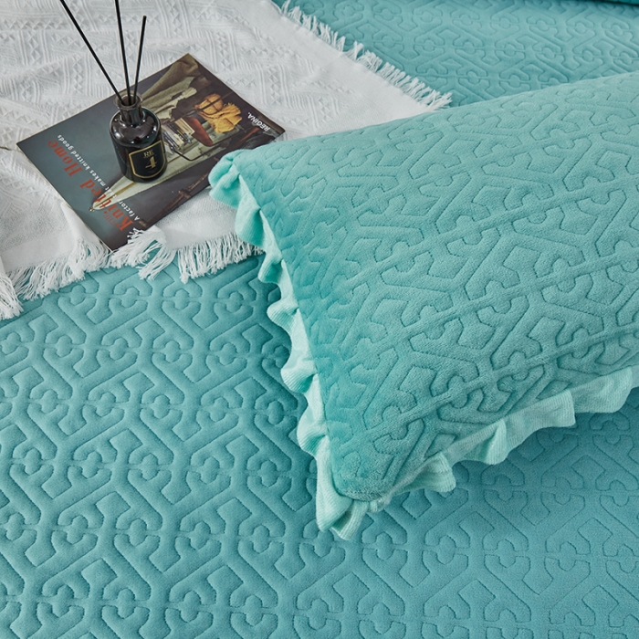 91家纺网 家纺一手货源 找家纺 佳梦家纺 牛奶绒纯色花边床盖绗缝夹棉绒毯三件套榻榻米席梦思床垫子 绿色