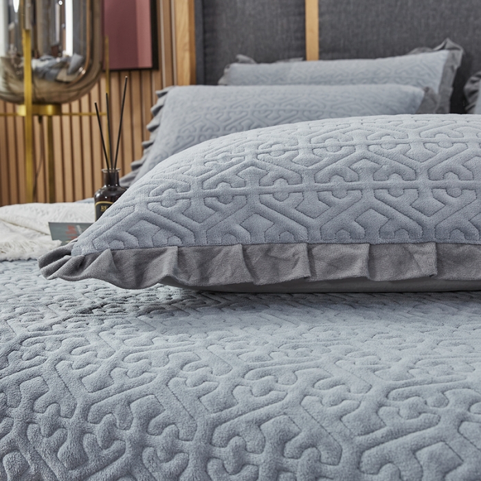 91家纺网 家纺一手货源 找家纺 佳梦家纺 牛奶绒纯色花边床盖绗缝夹棉绒毯三件套榻榻米席梦思床垫子 浅灰