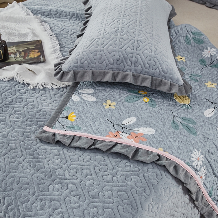 91家纺网 家纺一手货源 找家纺 佳梦家纺 牛奶绒纯色花边床盖绗缝夹棉绒毯三件套榻榻米席梦思床垫子 浅灰