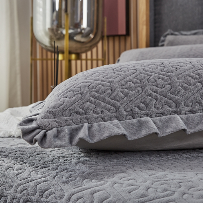 91家纺网 家纺一手货源 找家纺 佳梦家纺 牛奶绒纯色花边床盖绗缝夹棉绒毯三件套榻榻米席梦思床垫子 深灰