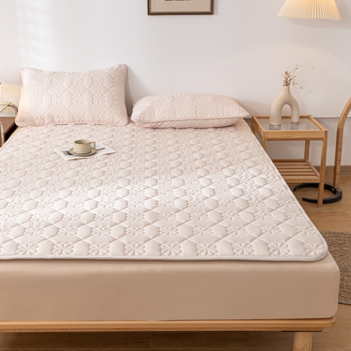 91家纺网 家纺一手货源 找家纺 芬晴家纺 2023新款A类大豆抗菌床护垫 格林-卡其