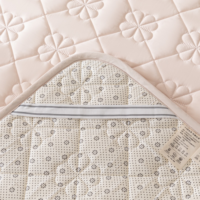 91家纺网 家纺一手货源 找家纺 芬晴家纺 2023新款A类大豆抗菌床护垫 格林-卡其