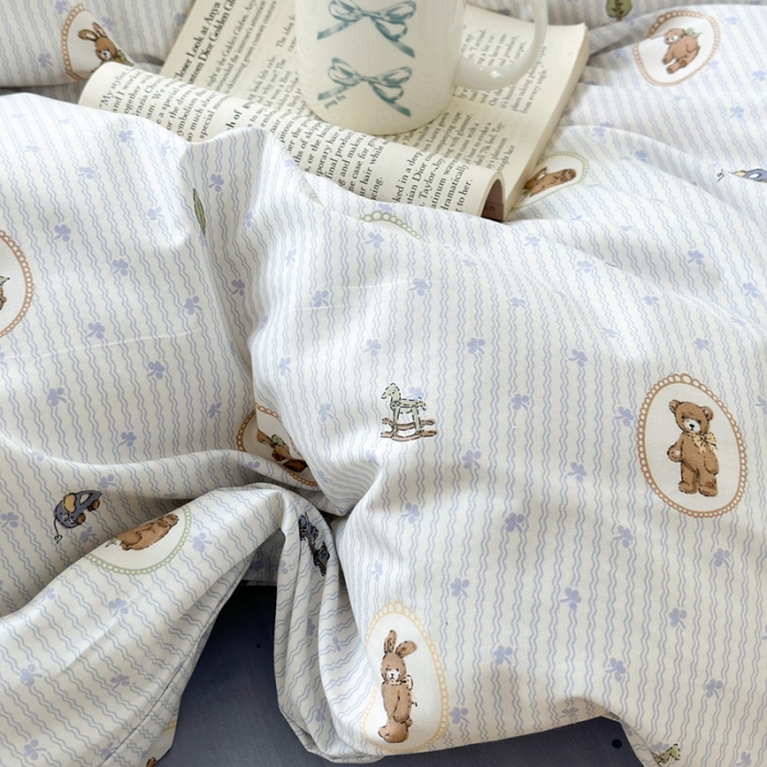 91家纺网 家纺一手货源 找家纺 昔可家纺 2023新款全棉小卡通系列四件套 童年玩偶蓝