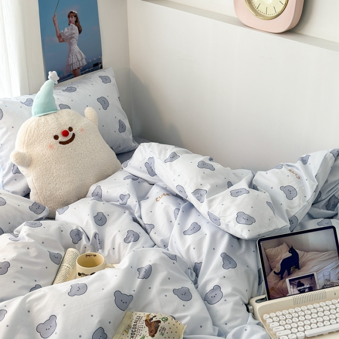 91家纺网 家纺一手货源 找家纺 昔可家纺 2023新款全棉小卡通系列四件套 小小可爱熊蓝