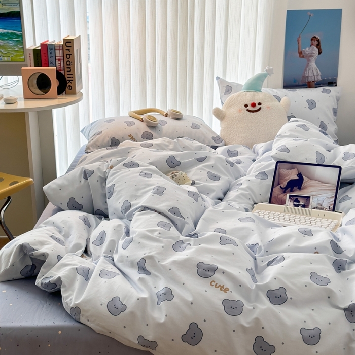 91家纺网 家纺一手货源 找家纺 昔可家纺 2023新款全棉小卡通系列四件套 小小可爱熊蓝