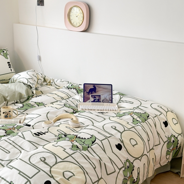 91家纺网 家纺一手货源 找家纺 昔可家纺 2023新款全棉小卡通系列四件套 字母恐龙