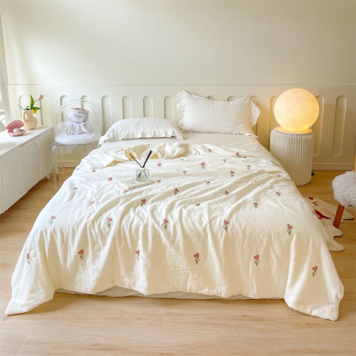 91家纺网 家纺一手货源 找家纺 木楌 2024新款双层皱皱纱刺绣款夏被双层纱夏被直播爆款 蓓蕾