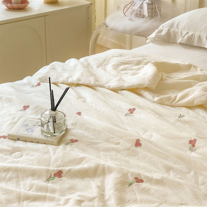 91家纺网 家纺一手货源 找家纺 木楌 2024新款双层皱皱纱刺绣款夏被双层纱夏被直播爆款 蓓蕾