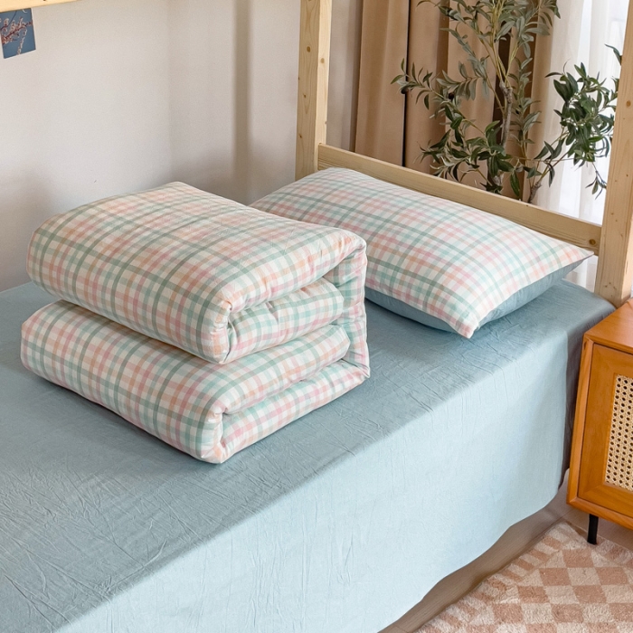 91家纺网 家纺一手货源 找家纺 玖弘家居 2023新款A类全棉色织学生上下铺三件套 冰激凌格