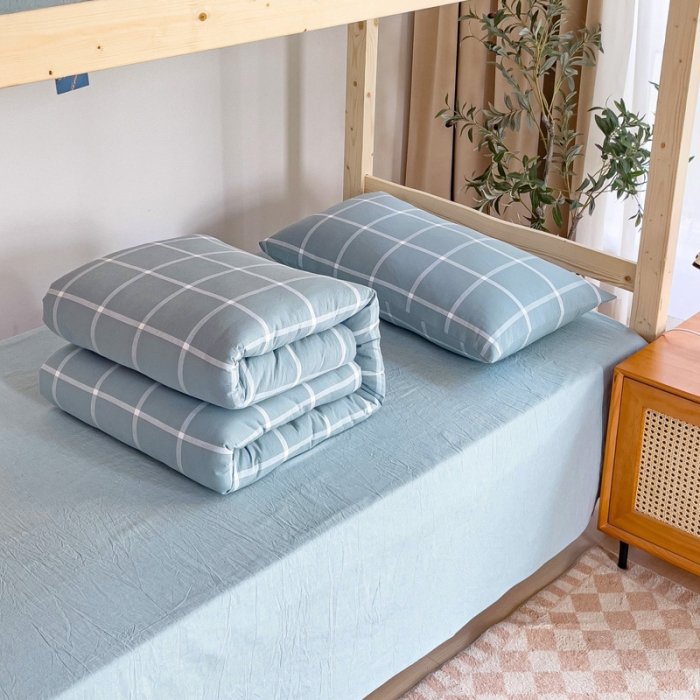 91家纺网 家纺一手货源 找家纺 玖弘家居 2023新款A类全棉色织学生上下铺三件套 海蓝格