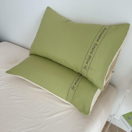 91家纺网 家纺一手货源 找家纺 尤米 2023新款磨毛刺绣纯色双拼卡洛森系列--单枕套 果绿+奶茶