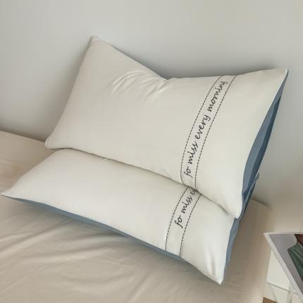 91家纺网 家纺一手货源 找家纺 尤米 2023新款磨毛刺绣纯色双拼卡洛森系列--单枕套 米白+天蓝