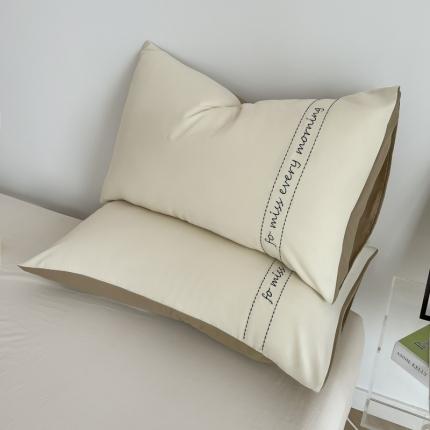 91家纺网 家纺一手货源 找家纺 尤米 2023新款磨毛刺绣纯色双拼卡洛森系列--单枕套 奶茶+咖啡