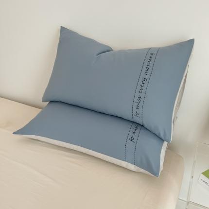 91家纺网 家纺一手货源 找家纺 尤米 2023新款磨毛刺绣纯色双拼卡洛森系列--单枕套 天蓝+浅灰